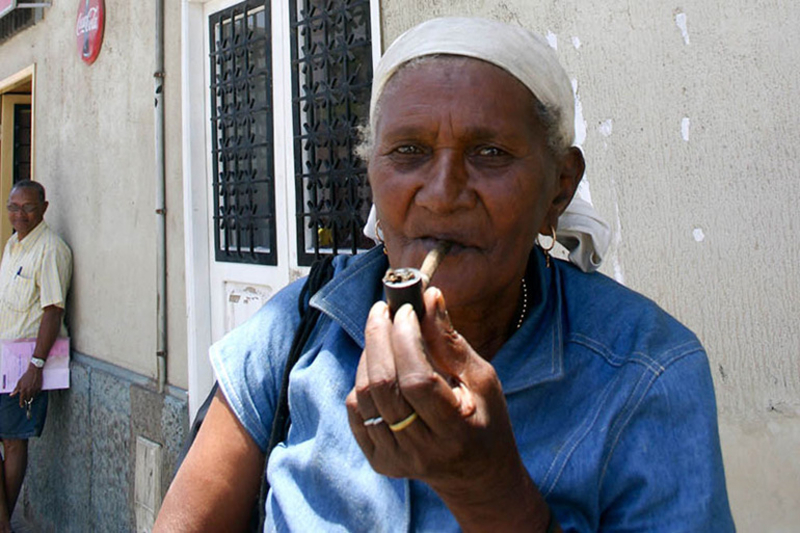 Idosa fumando cachimbo