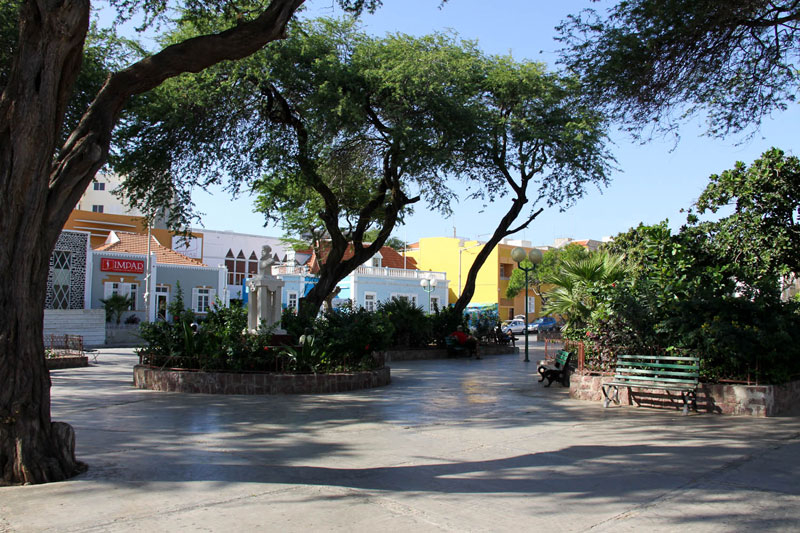 Busto de Luís de Camões na Praça Nova