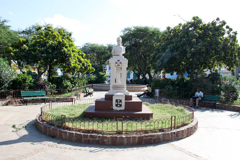 Busto na Praça Nova